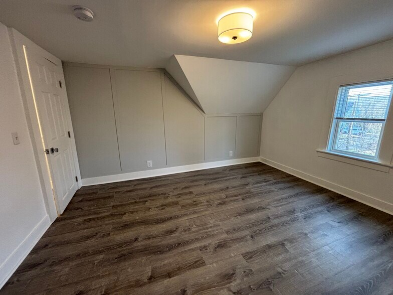 Building Photo - 1744 Farmington Ave