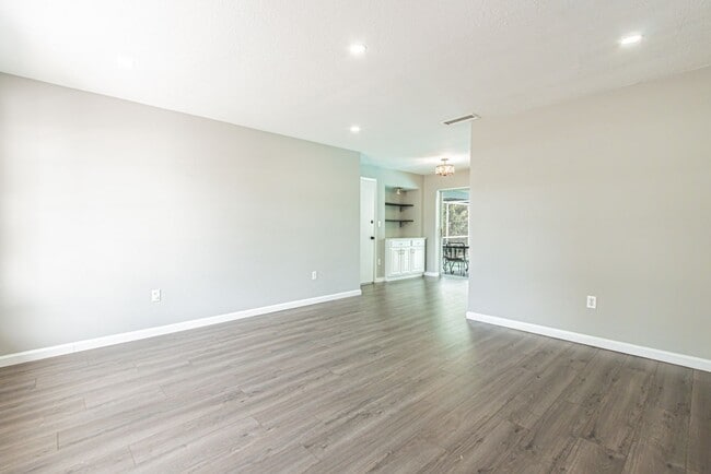 Building Photo - Pet-Friendly Home with Private Pool in Des...