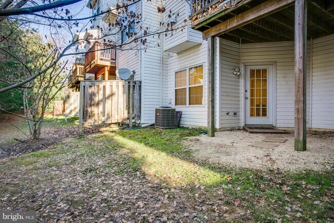 Building Photo - 6042 Blue Point Ct