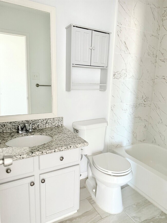 Building Photo - 6810 Strathmore Pl Ct