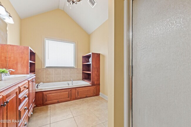 Building Photo - 126 Onyx St