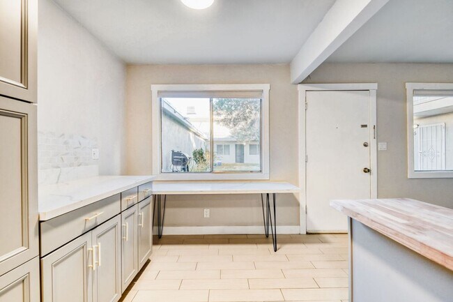Building Photo - MOVE IN SPECIAL - FIRST MONTH'S RENT IS FREE - Upgraded 1 Bedroom Condo Near Freeway with Communi...
