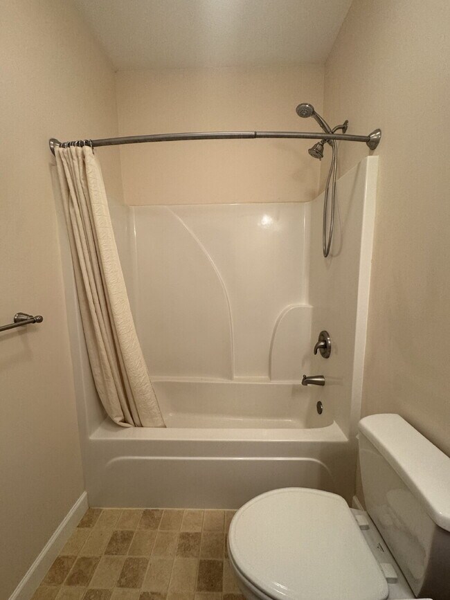 Building Photo - "Charming 3-Bed Retreat in Hendersonville ...