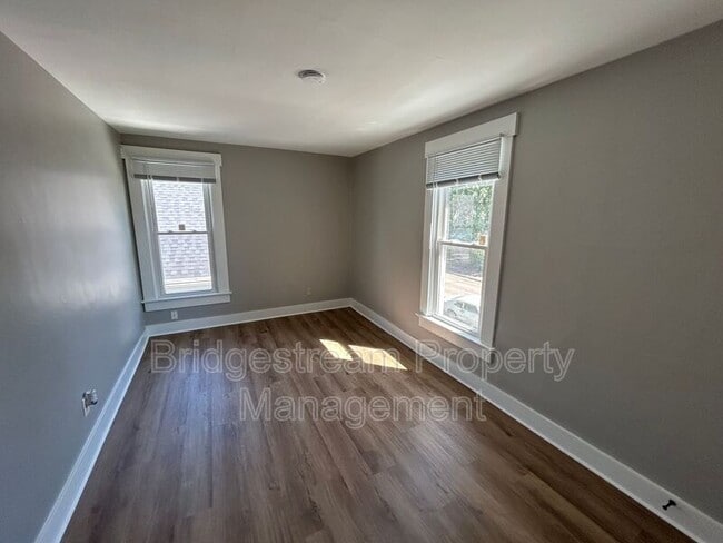 Building Photo - 709 Cottage Ave