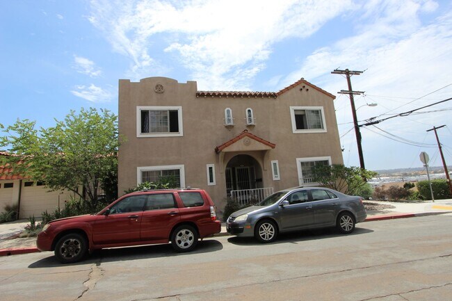 Building Photo - Gorgeous 2 bedroom 1 bathroom downstairs apartment available May 1, 2026 with a MOVE IN SPECIAL