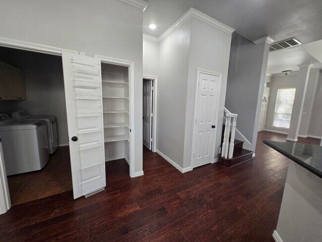 Building Photo - 6116 Thursby Ave