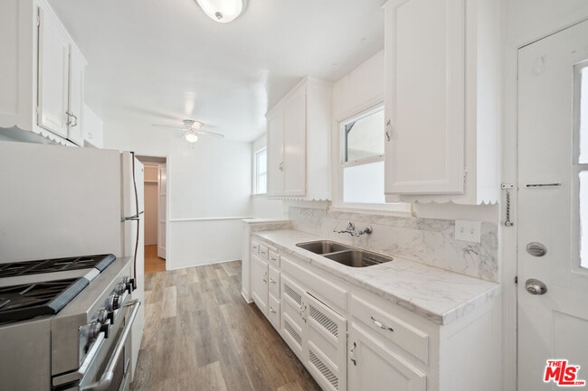 Building Photo - 1408 N Mansfield Ave