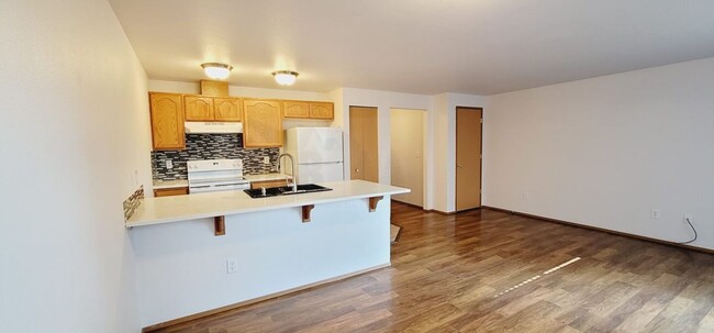 Building Photo - Newly Updated Townhouse in Tacoma! $500.00...