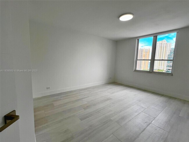 Building Photo - 701 Brickell Key Blvd