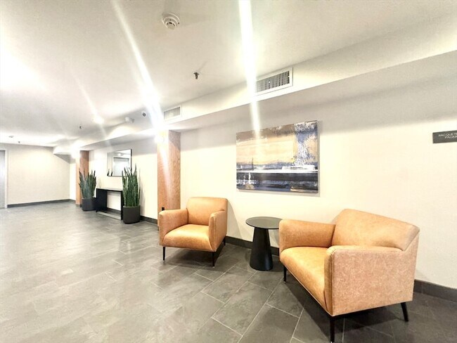 Building Photo - 147 Kelton St