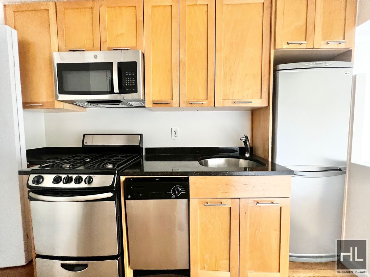 Building Photo - WEST BROADWAY