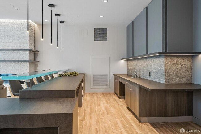 Building Photo - 333 Main St