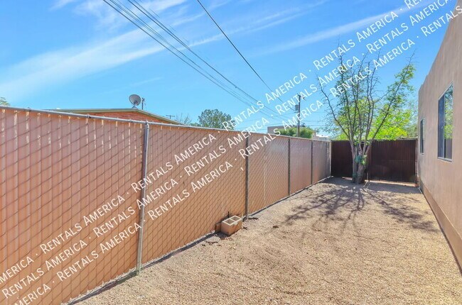 Building Photo - 1013 E Halcyon Rd