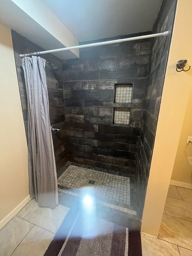 Building Photo - 210 S Cottonwood Rd