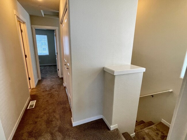 Building Photo - Villebois Townhome with Access to the Sparrow Creek Community Center