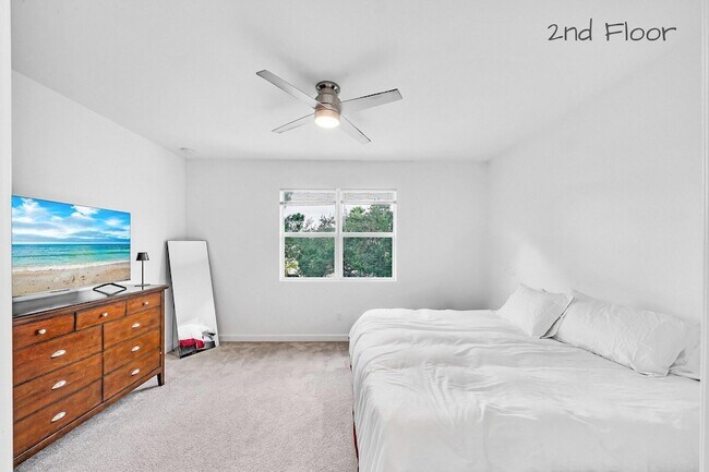 Building Photo - 235 SE Woodbark St