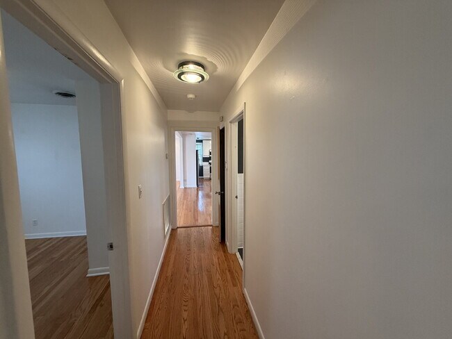 Building Photo - Updated 3 bed 2 bath. Garage and screened porch