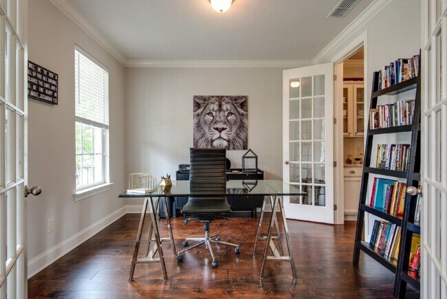 Building Photo - 3-bedroom, 2.5-bath home with a 2-car garage in the sought-after Gateway Village community of Fra...