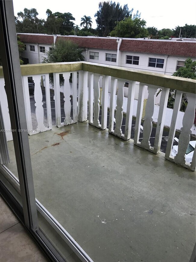 Building Photo - 15201 NE 6th Ave