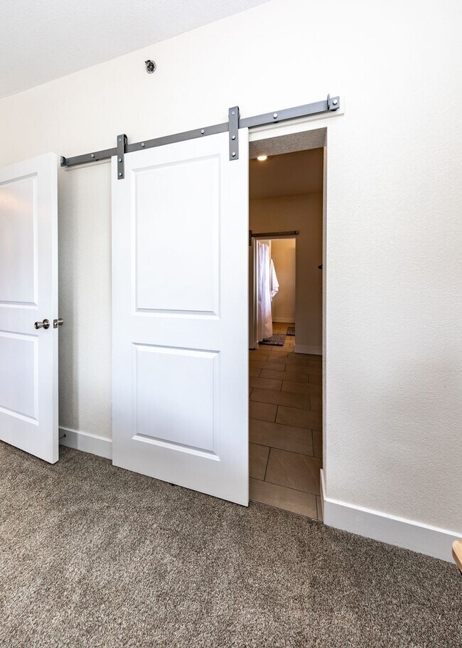Building Photo - 1 bed, 1 bath Top Floor near Garden of the Gods