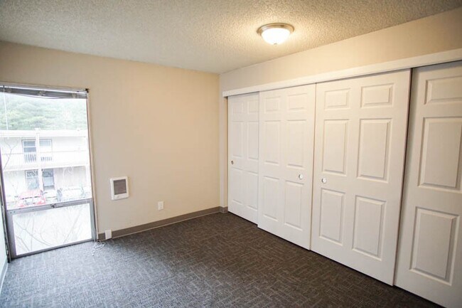 Building Photo - GET ONE MONTH FREE RENT: 1Bdr w/Large Closets + DW & Private Balcony!