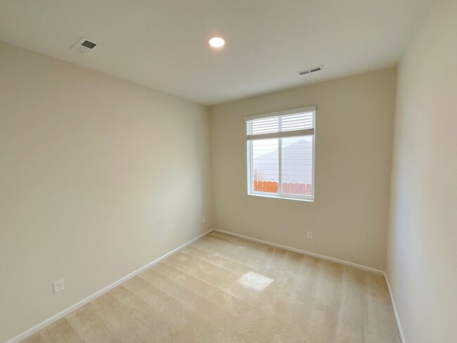 Building Photo - 3 Bedroom Home Available Near N Powers Blvd & Dublin Blvd!