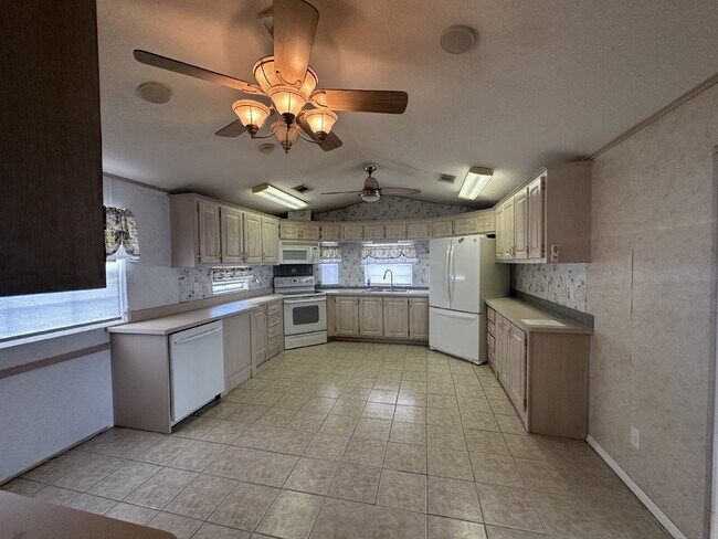 Building Photo - Cozy and Convenient Water Front 2/1 in St. Cloud's Shelter Cove