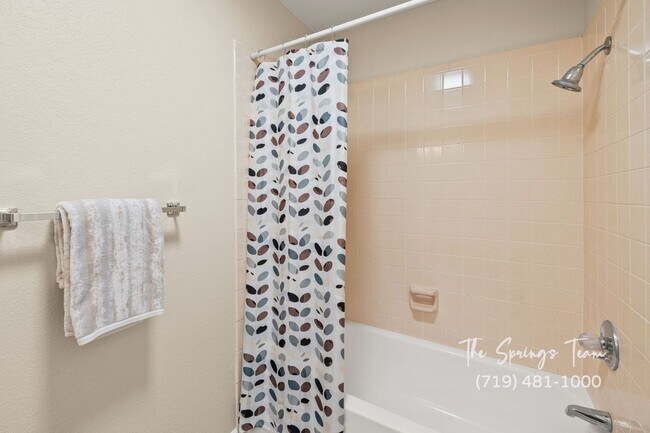 Building Photo - REMODELED SINGLE-LEVEL 2BD TOWNHOME w/ A/C - Security Deposit Waiver Available