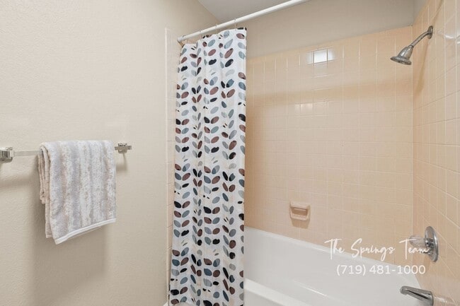 Building Photo - REMODELED SINGLE-LEVEL 2BD TOWNHOME w/ A/C **$500 move-in credit with a 16-month lease start date...