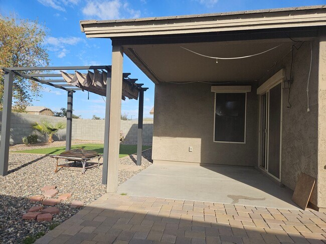 Building Photo - This spacious  4 bed 2.5 bath house -Blue Horizon Subdivision