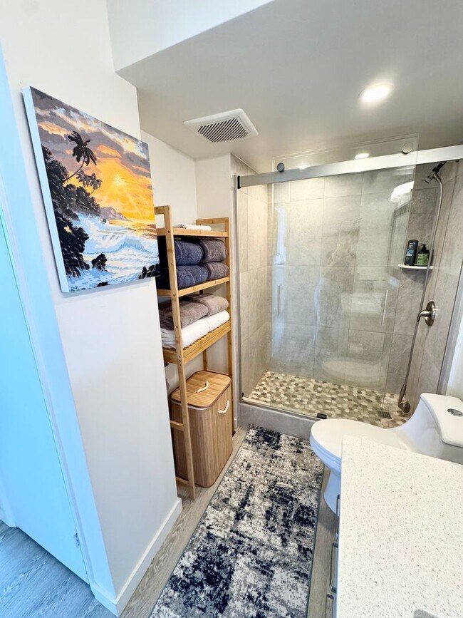 Building Photo - Renovated 1 bedroom with 1 parking at Roya...