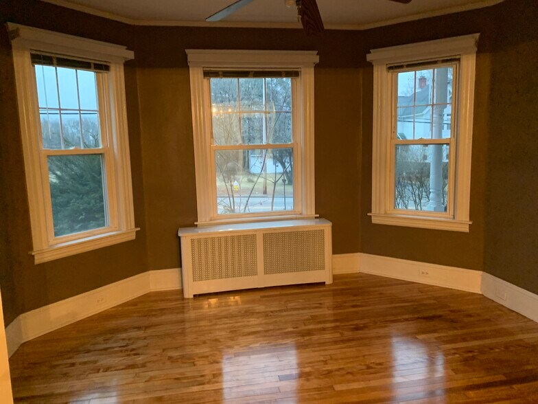 Building Photo - 468 Massasoit Rd