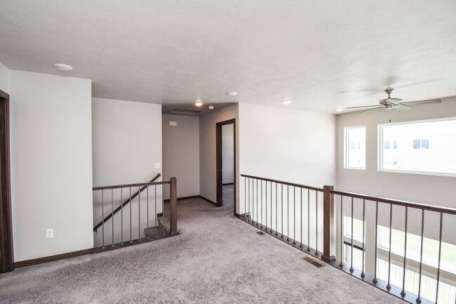 Building Photo - Stylish Townhome in Harrisburg School District – Open Floor Plan & Loft!