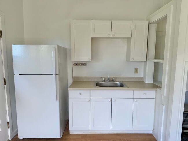 Building Photo - 3 Bedroom / 2 Bathroom Home with large yar...