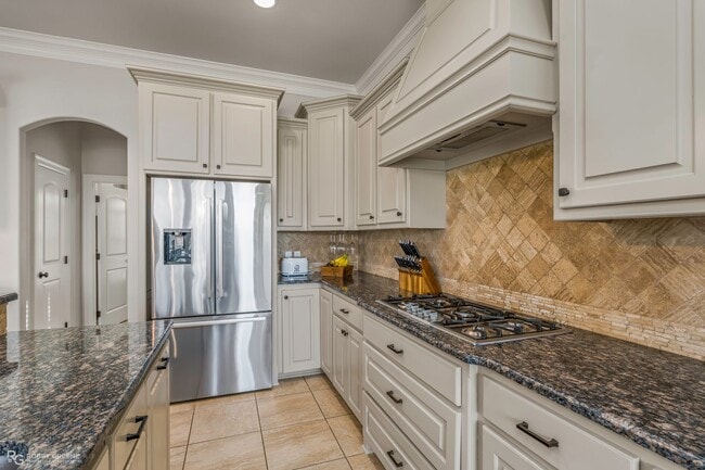 Building Photo - Beautiful 4 bedroom/4 Bathroom Home with a Peaceful Backyard