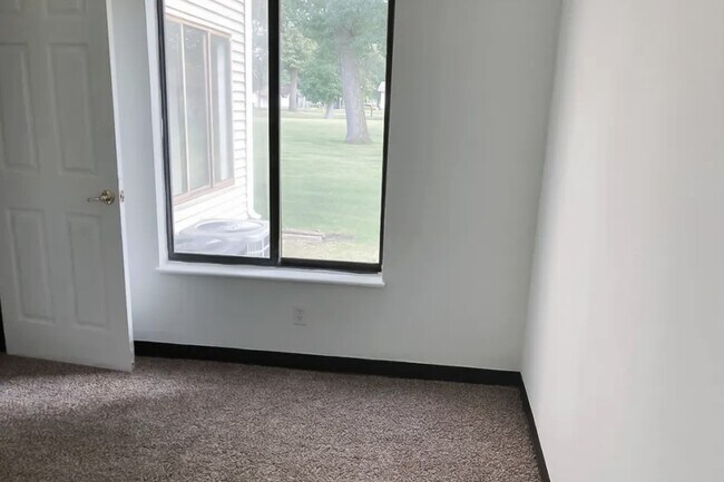 Building Photo - 505 Oakview Dr