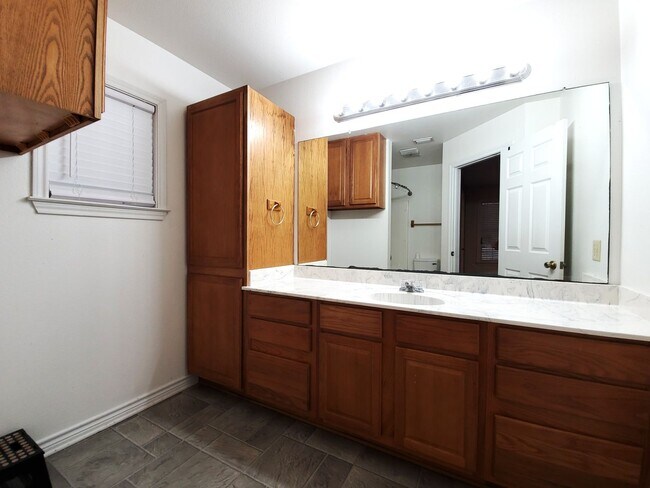 Building Photo - Welcome to this charming 2 bedroom, 2 bathroom home in Henderson, Texas!