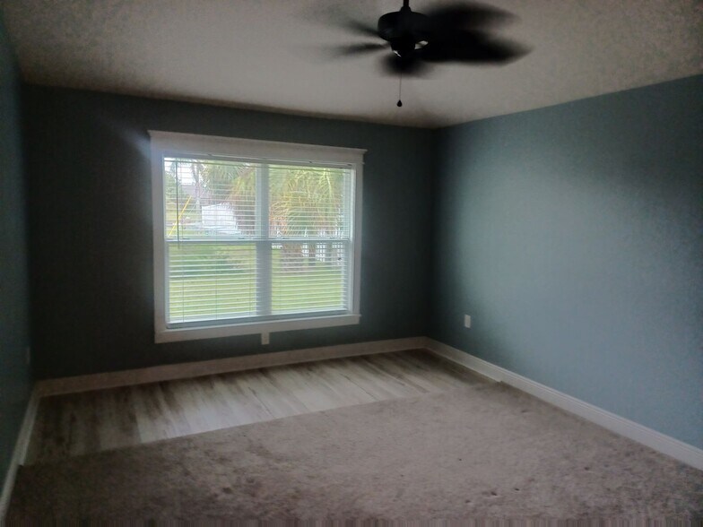 Building Photo - Spacious, Newly Remodeled  3 bedroom, 2 bathroom screened lanai GREAT LOCATION