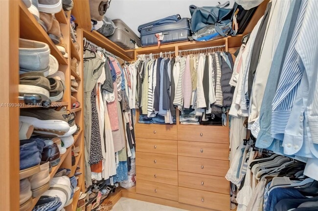 Building Photo - 848 Brickell Key Dr