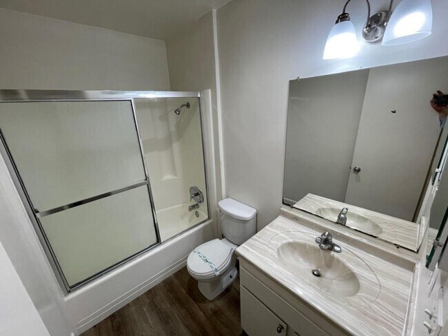 Building Photo - Spacious 2BD/1BA Apartment in Azalea Park ...