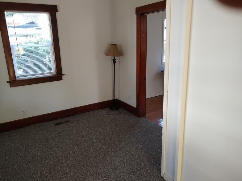 Building Photo - 514 S Elm St