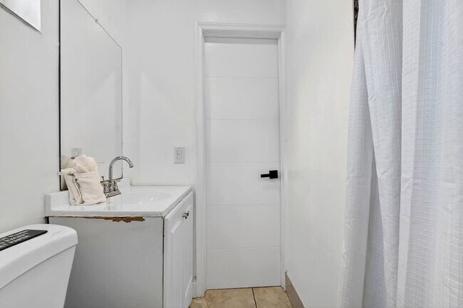 Building Photo - 2365 NE 195th St