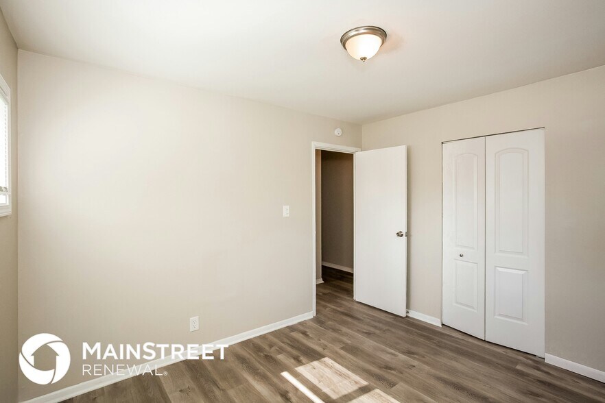 Building Photo - 4851 N Kenyon Dr