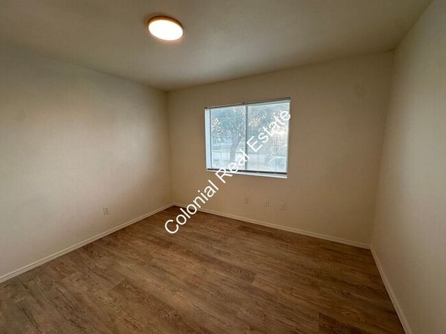 Building Photo - 4 bedroom 2 bathroom, remodeled townhouse ...