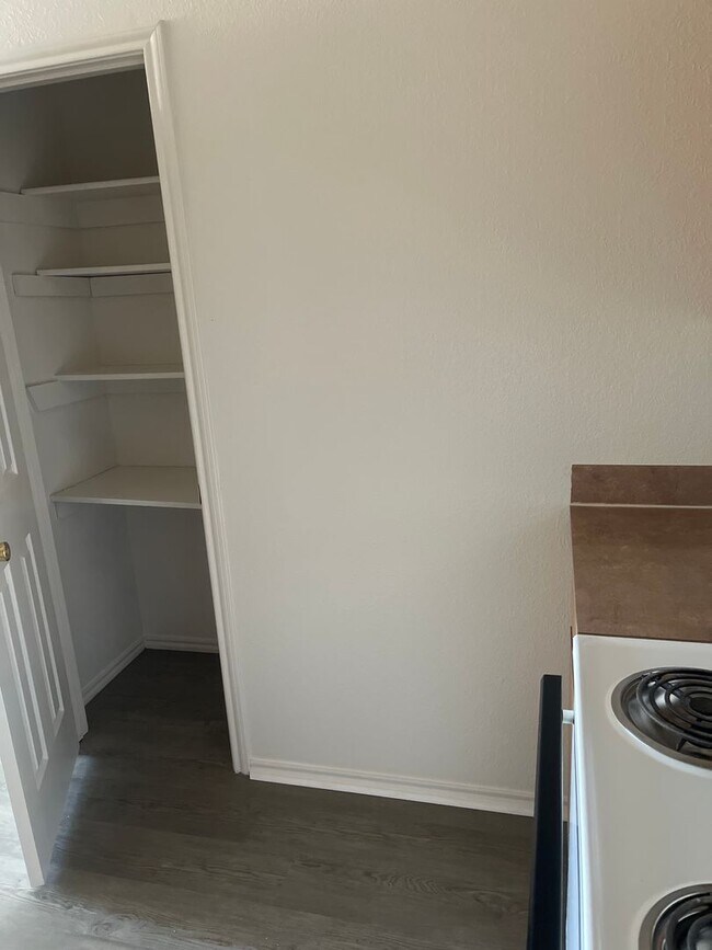 Building Photo - 3114 Oak Ln