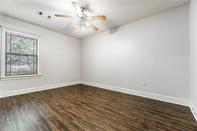 Building Photo - 802 Baker St NW