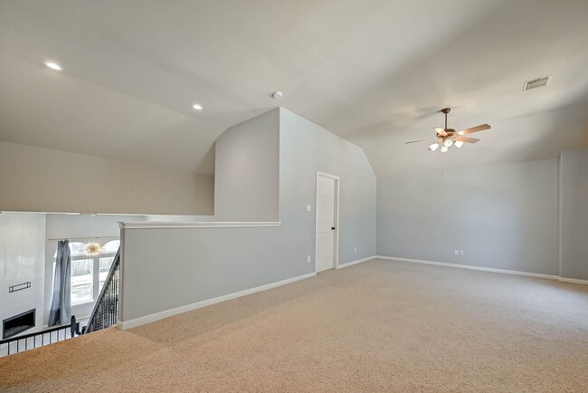 Building Photo - Two-story, 4BD/2.5BR renovated home in Fie...