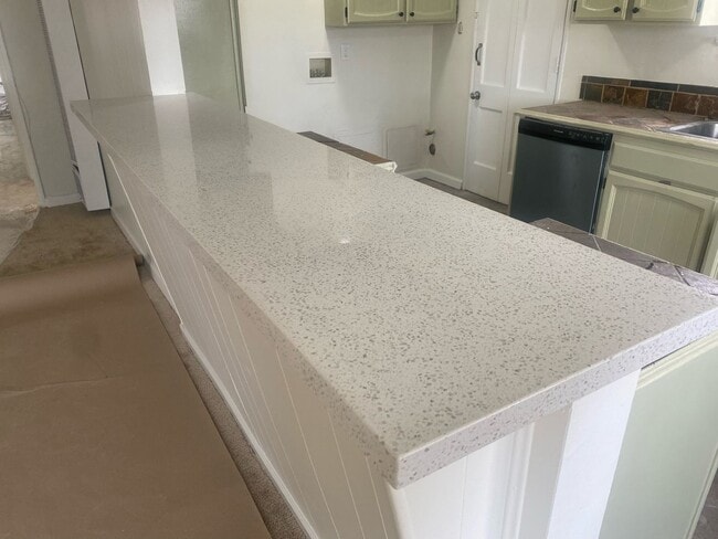 Building Photo - Charming 3 BR 2 BA Home in Compton with HU...