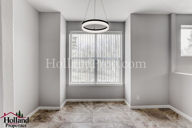 Building Photo - Beautiful 3-Level Hillsboro Townhouse in Quiet Cul-de-sac!