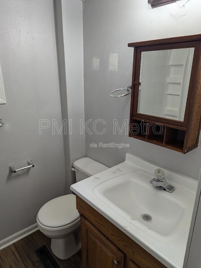 Building Photo - 724 S Grand Ave